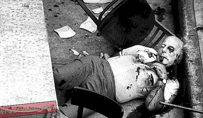 Le corps de Carmine Galante, le chef de la mafia, gît dans l'arrière-cour du restaurant de l'avenue Knickerbocker. où lui et un associé ont été tués avec une rafale de mitraillette.