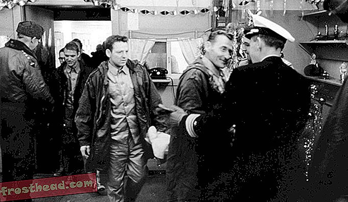 Echipajul USS Pueblo la eliberarea lor din Coreea de Nord la 23 decembrie 1968, după 11 luni de prizonieri.