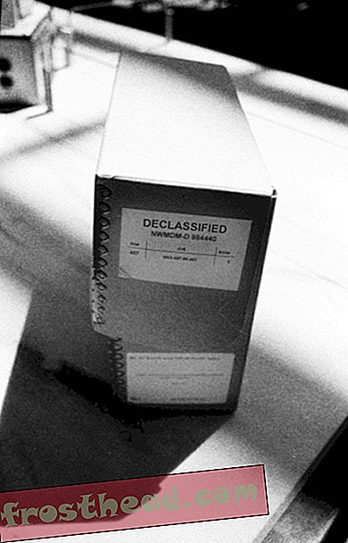 En boks med avklassifiserte dokumenter