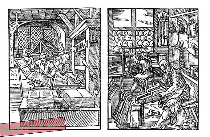 Амански дърворезби, показващи композитор със своя композиционен стик и двустранен формат, както и принтери и обвързващи книги на работа
