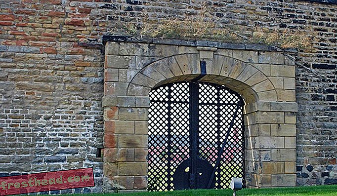 De ingang van de gevangenis met celblok 7.