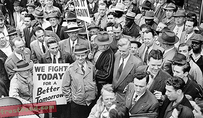 Entouré de travailleurs de l'automobile de Chrysler en grève, le candidat à la présidentielle Henry A. Wallace (à droite, au centre) se rend aux piquets de grève lors de sa visite à Detroit.