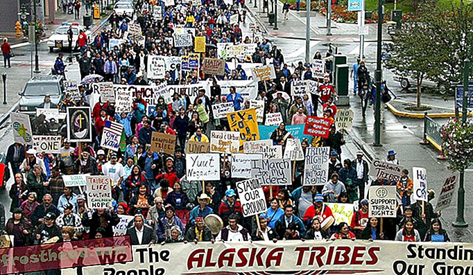 Hoewel de VS de inheemse bevolking van Alaska veel beter behandelden dan de Russen, is het nog steeds een rotsachtige relatie, zelfs vandaag.