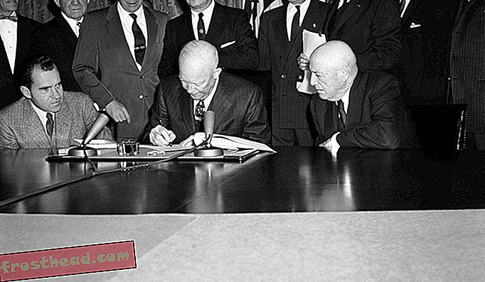President Dwight Eisenhower tekent een proclamatie waarin Alaska wordt erkend als de 49e staat op 3 januari 1959.