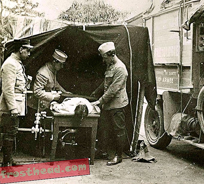 Orvosok egy francia első világháborús kórházban egy golyót röntgengéppel találtak
