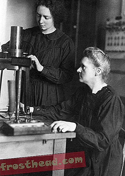 Мария Кюри и ее дочь Ирэн в лаборатории после Первой мировой войны