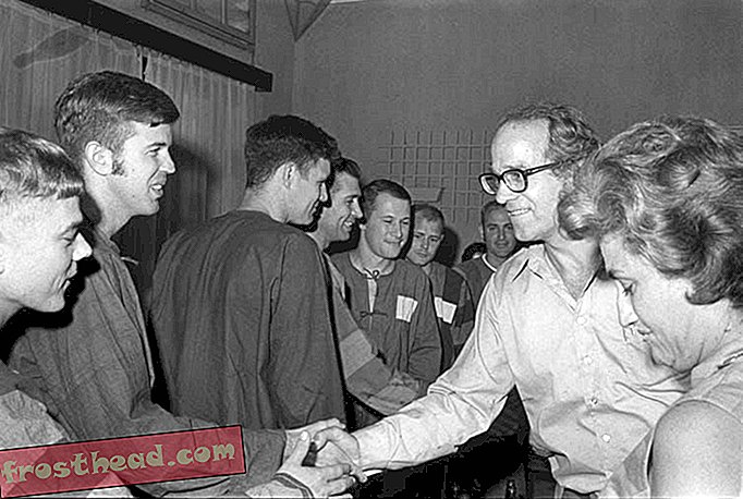 Activismo de Coffin: William Sloane Coffin Jr. saluda a los pilotos estadounidenses capturados en Hanoi, Vietnam.