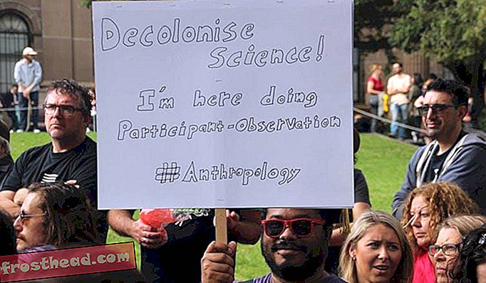 Protestnik marca za znanost v Melbournu.