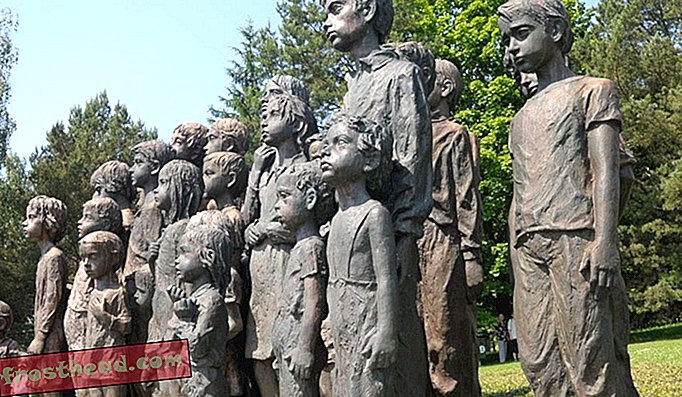 Marie Uchytilová's on kujutatud kaheksakümmend kaks laste kuju