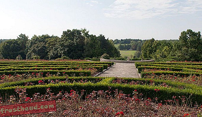 V růžové zahradě Památníku Lidice je vysazeno více než 25 000 růží.