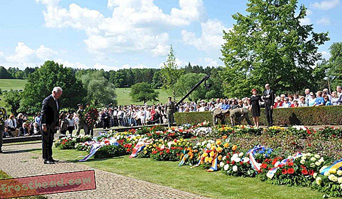 K 75. výročí masakru se shromáždili smutníci, aby si vzpomněli na ty, kteří byli zabiti v Lidicích.