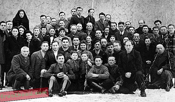 Групни портрет преживелих пољских Јевреја у Киелцеу снимљен 1945. Многи су убијени годину дана касније, у погрому 1946. године.