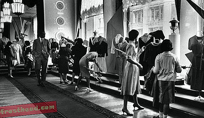 Det russiske publikummet fikk sjansen til å glede seg over de amerikanske moteshowene, som bestod av ungdommelig klær, fritidsklær, daglige ensembler og formelle lange aftenkjoler.