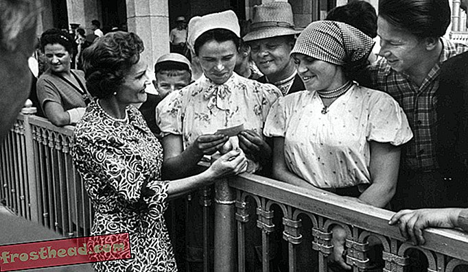 Patricia Nixon snakker med sovjetiske kvinner i Moskva.
