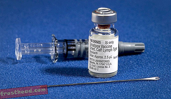 Moderní vakcína proti neštovicím, která obsahuje virus vakcinie. Některé verze vakcíny nyní používají oslabené viry místo aktivních.