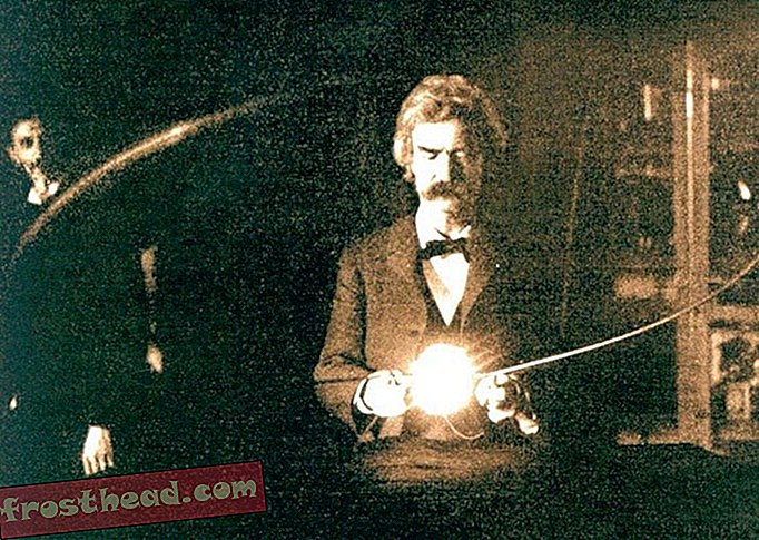Mark Twain drží Teslovu experimentální vakuovou lampu, 1894.