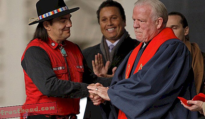Curtis Zunigha, à gauche, et Charles Morris, à droite, se serrent la main après un échange de cadeaux symboliques lors d'une cérémonie de guérison impliquant les Amérindiens Lenape et la Collégiale en 2009.