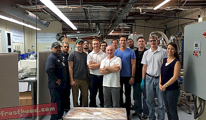 न्यूलाइट टीम के सदस्य कैलिफोर्निया में अपने विनिर्माण संयंत्रों में से एक में।