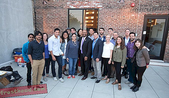 Philadelphia Mayor Nutter avec la première classe de startups dans l'accélérateur FastFWD de la ville.