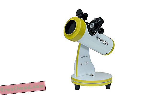 The Meade EclipseView 82mm teleskop direka untuk menjadi mudah alih, untuk menonton gerhana di mana sahaja.