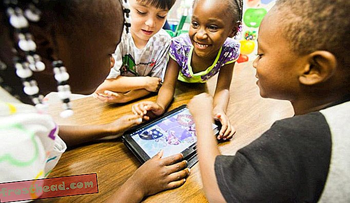 חוקרים ב- MIT, טאפטס ומדינת ג'ורג'יה מנסים לקבוע עד כמה הטכנולוגיה, שנותרה בידי ילדים, יכולה לתמוך בפיתוח קריאה ובהדרכת אוריינות אצל סטודנטים עם משאבים מוגבלים.