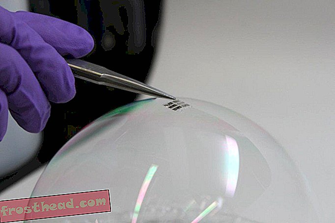 Această celulă solară poate pluti pe o bulă