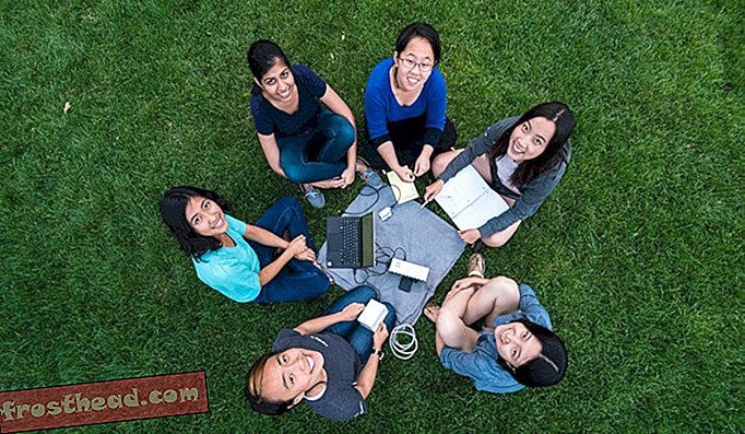 Team Tactile je sestavljeno iz šestih višjih podiplomskih študentov MIT - Chen Wang, Chandani Doshi, Grace Li, Jessica Shi, Charlene Xia in Tania Yu - ki so vsi želeli spremeniti svet.