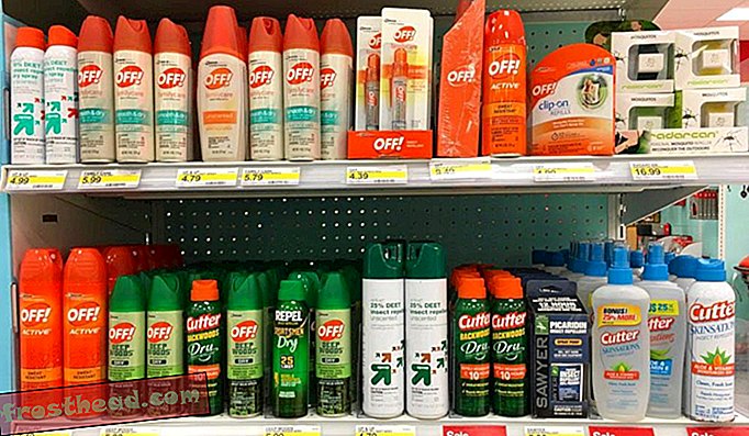 El estante de una tienda está forrado con botellas y tubos de varias marcas de repelente de insectos.