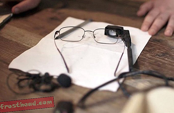 Тийн изобретателите създават живи очила със затворени надписи за глухите