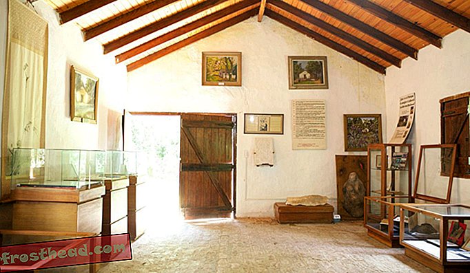 A casa de Hudson apresenta edições raras de seus livros e memorabilia. “A casa onde nasci, nos pampas da América do Sul”, escreveu ele, “era singularmente chamada de Los Veinte-cinco Ombues, para um grupo de 25 ombu nativos”.