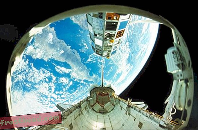 Udsigten over Jorden inde fra en NASA-rumfærgen.