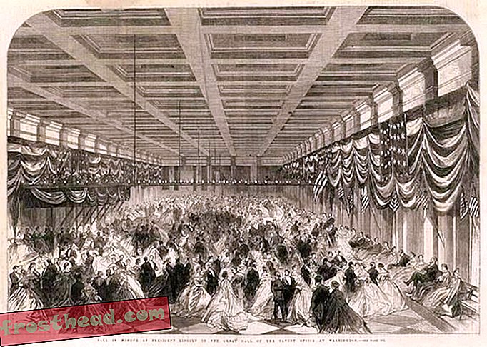 Une gravure de 1865 du deuxième bal inaugural de Lincoln tenu à l’Office des brevets.