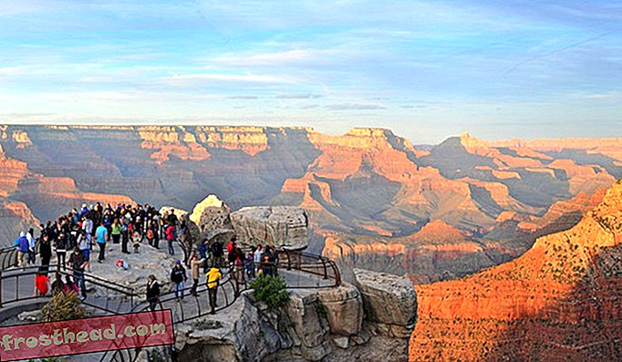 Vierailijat Mather Pointissa, Grand Canyonin kansallispuistossa, Arizonassa. Vuonna 2015 puistossa vieraili yli viisi miljoonaa ihmistä.