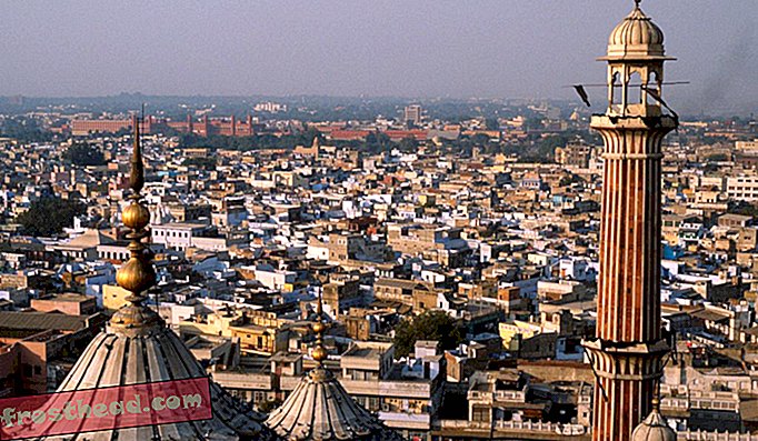 A vista da mesquita do Jama Masjid em Nova Deli, Índia. Nova Déli e seus subúrbios estão entre as maiores megacidades do mundo, com mais de 25 milhões de pessoas vivendo lá.