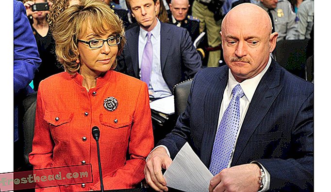 מאז שפרש מ נאס"א לפני שלוש שנים, מארק קלי מנהל ועדת פעולה פוליטית יחד עם אשתו, אשת הקונגרס לשעבר גבריאל Giffords, הקורבן לירי ב -2011. השניים מוצגים כאן בשנת 2013.