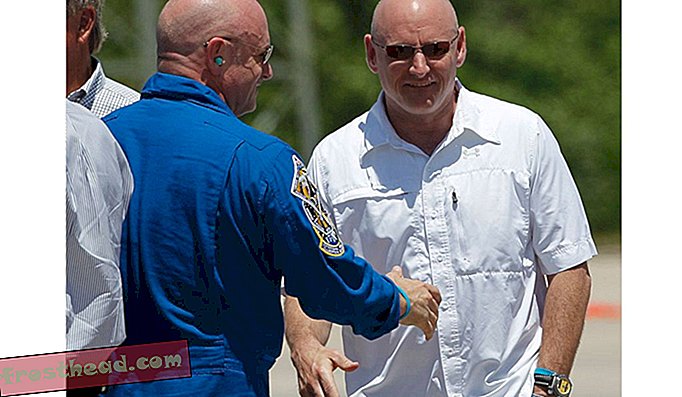 Mark Kelly (à esquerda) e Scott Kelly (à direita), mostrados aqui em 2011, são os únicos gêmeos que voaram no espaço.