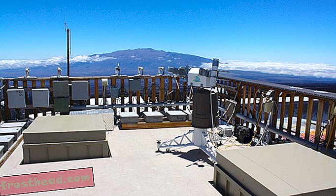 Pogled na Mauna Kea s vrha opservatorija Mauna Loa.