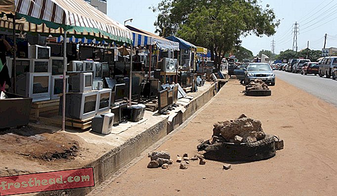 Продавачите извън пристанището на Тема в Гана продават вносни, работещи стоки от цял ​​свят, включително САЩ. Някои от тях са ремонтирани и ремонтирани в Гана. Повечето работят при внос.