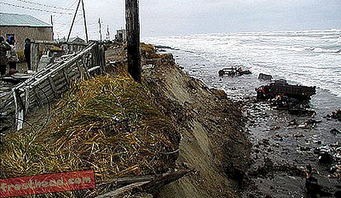 En riesgo de las olas de tormenta e inundaciones, los aldeanos costeros de Alaska se enfrentan a las consecuencias inmediatas del cambio climático, las amenazas a su salud, seguridad e incluso las tumbas de sus antepasados.
