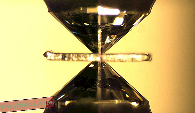 Diamantno-nakovalna celica se uporablja za simuliranje pogojev globoko v Zemlji, stiskanje vzorcev z ogromnimi pritiski.
