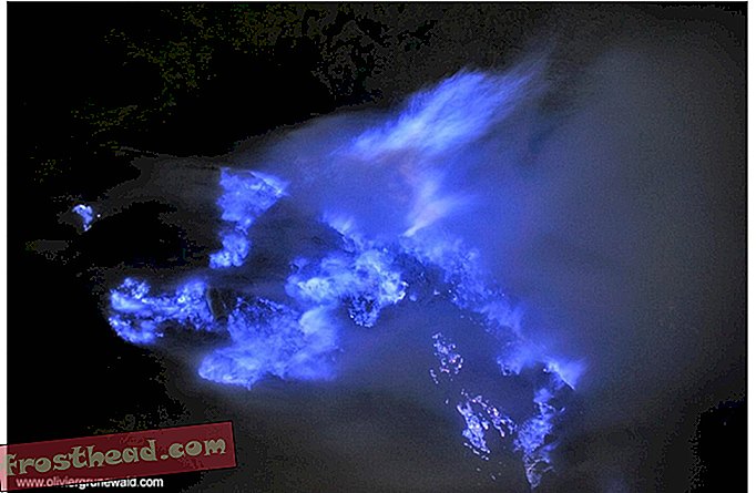 Защо този индонезийски вулкан гори ярко син?