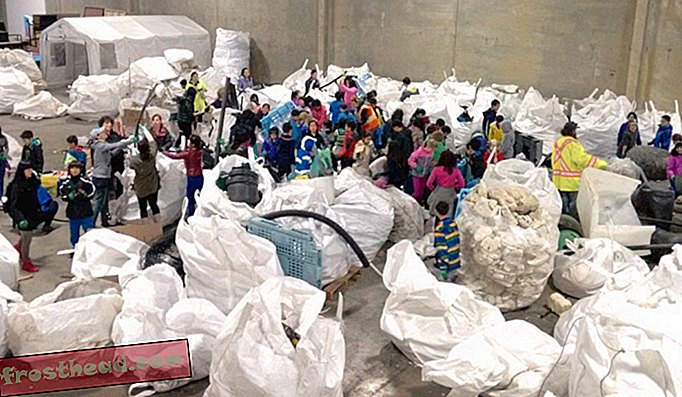 Ocean Legacyga tegelevad vabatahtlikud lahendavad Vancouveri laos plastikust mereprahti täis kotte.