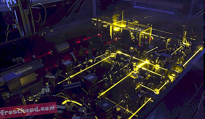 Die gelben Laser einer der optischen Ytterbium-Gitteruhren von NIST.