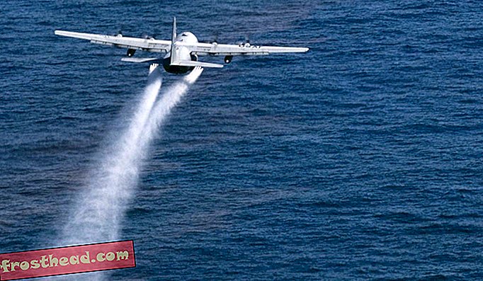 एक अमेरिकी वायु सेना का जेट खाड़ी के तेल के छींटे पर फैलाता है। रिसाव के स्रोत पर गहरे समुद्र में डिस्पर्सेंट भी लगाया गया था।