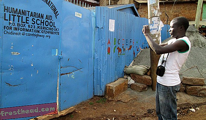 Стеве Баннер оф Мап Кибера Труст фотографира школу у Кибери, Најроби, Кенија.