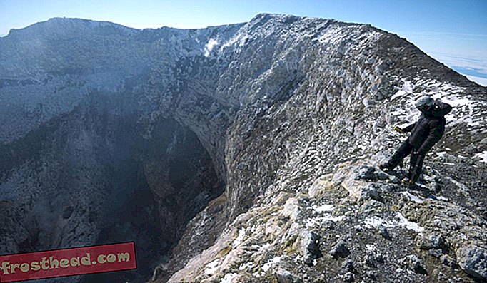 Aaron Curtis, seorang sarjana postdoctoral di JPL, di atas Mt. Erebus, gunung berapi aktif paling selatan di dunia.