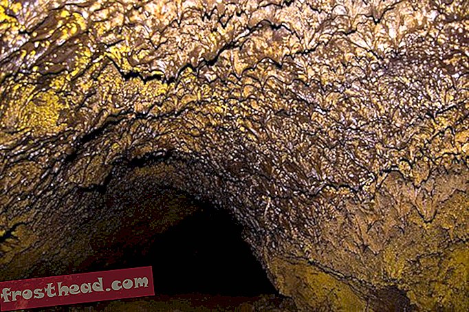 Hvordan bakterier gør denne underjordiske, ærefrygtindgydende hule skinner guld