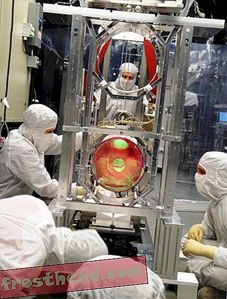 LIGO-forskere, der arbejder med dens optiske suspension.