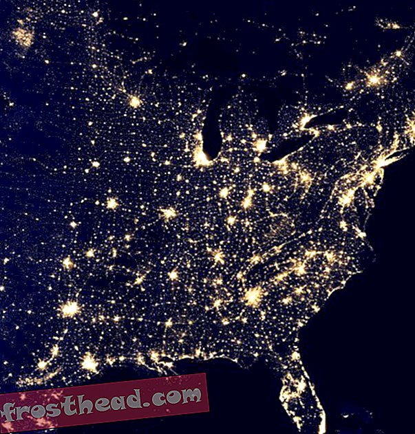 През нощта гигантските полета на изгаряне на природен газ правят Северна Дакота видима от космоса