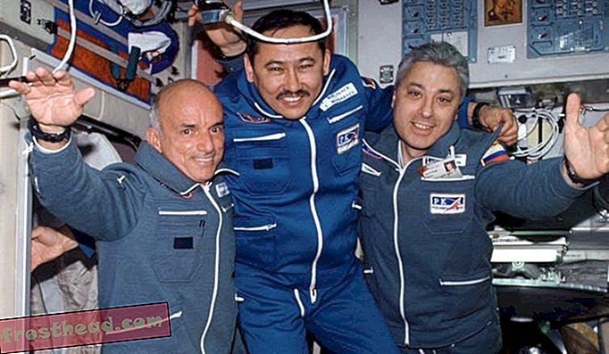 Amerikaanse ruimtetoerist Dennis Tito (uiterst links) met Russische kosmonauten